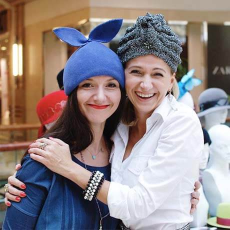 Projektantka Szept M i projektantka Lallu Chic uwielbiają kapelusze i fascynatory